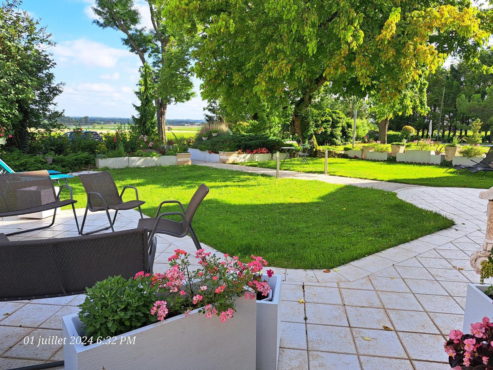 La Metairie Au Milieu Des Vignes Apartment Reaux Exterior photo